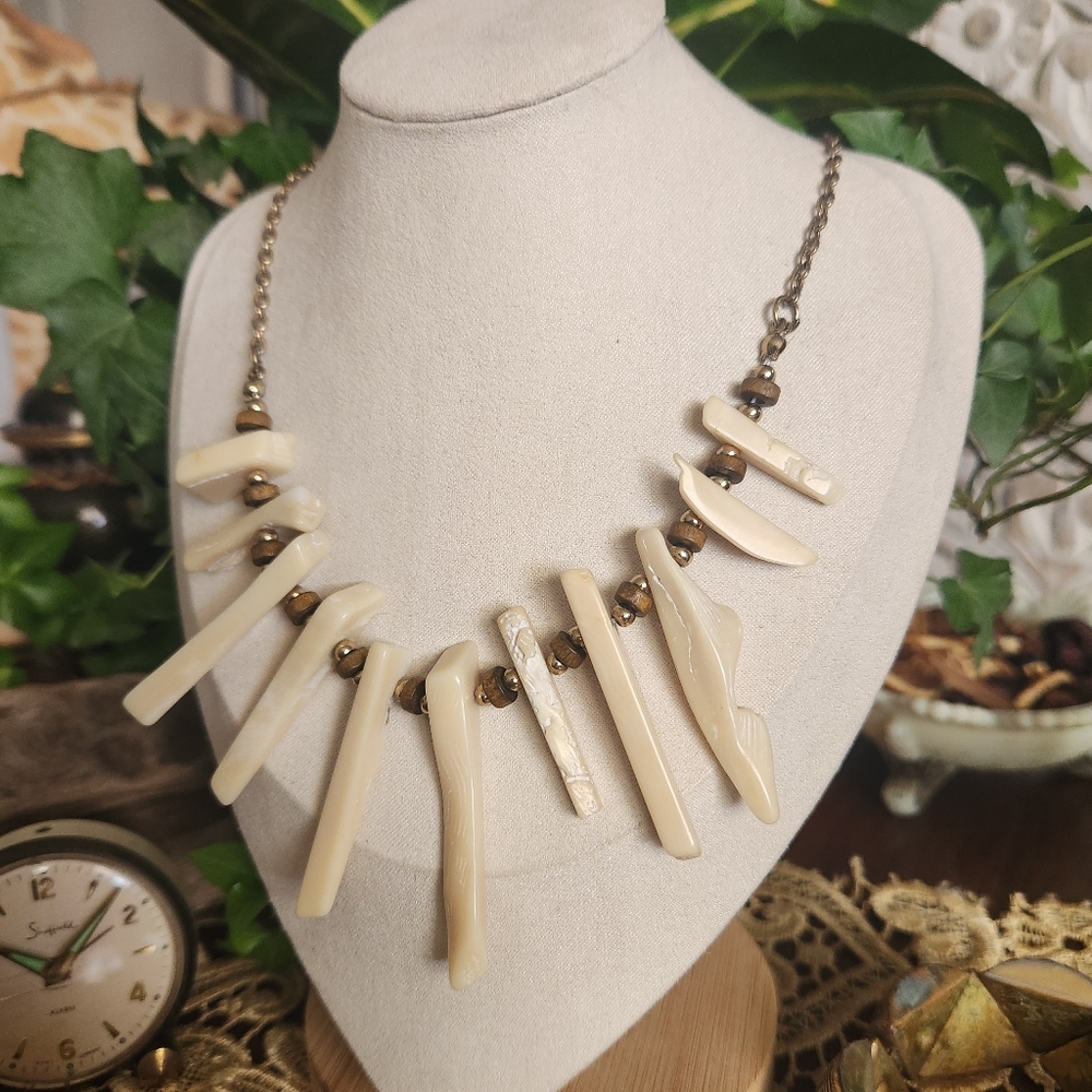 Elegant Cream Necklace with Gold Accents Shell Bone - Picture 3 of 7